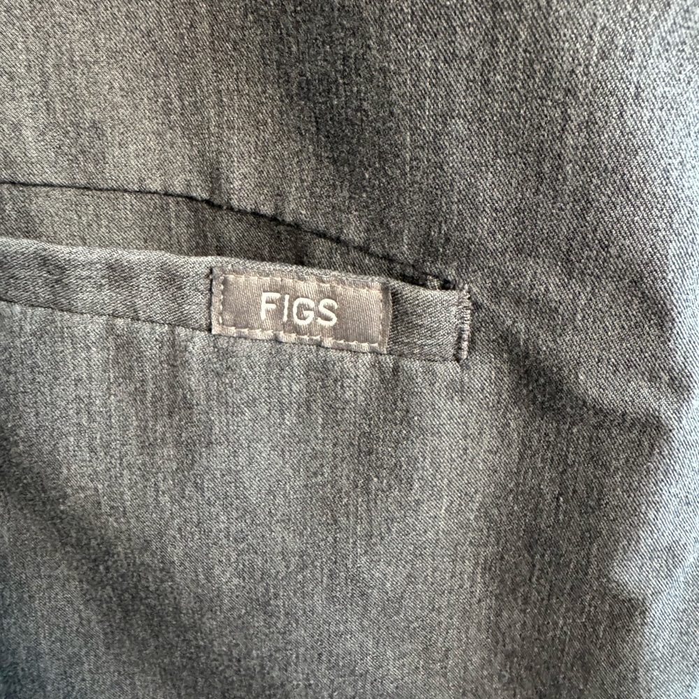 FIGS Casma Three-Pocket Scrub Top in Graphite Size S - Picture 5 of 11